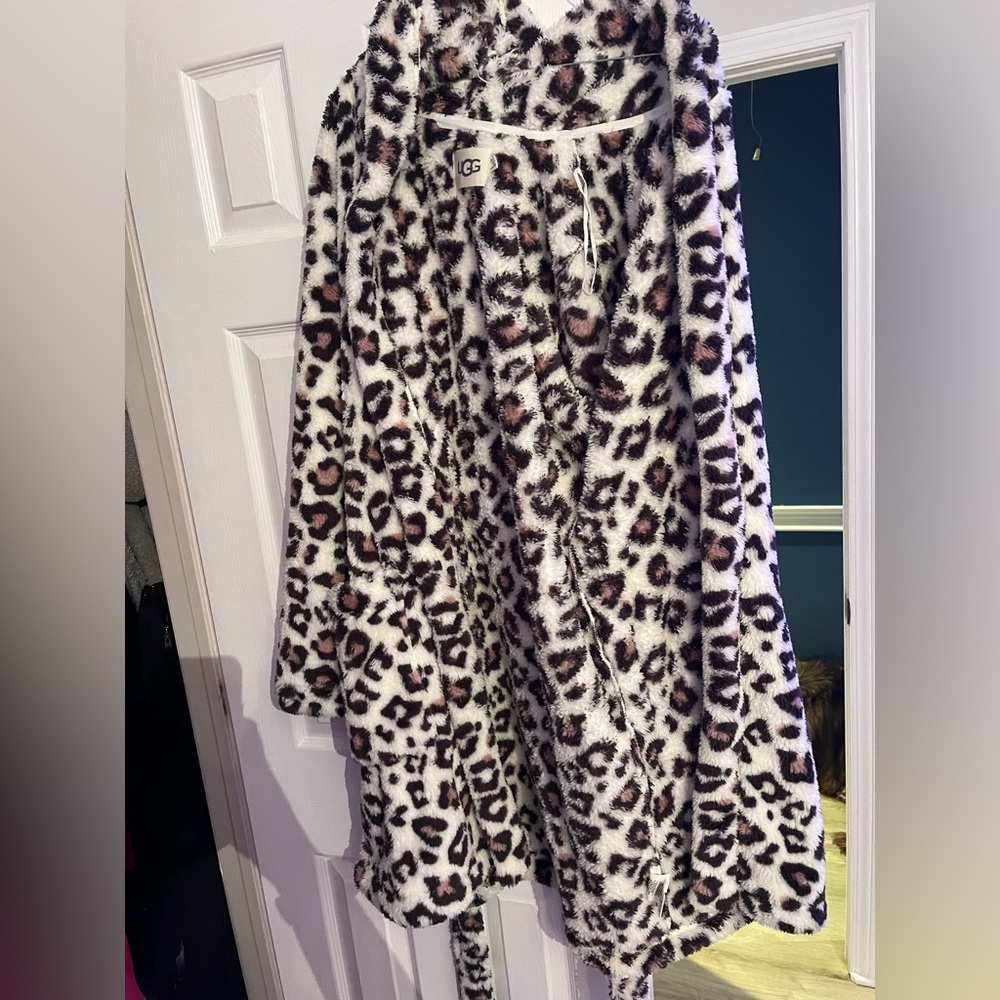 Never worn UGG Medium Robe